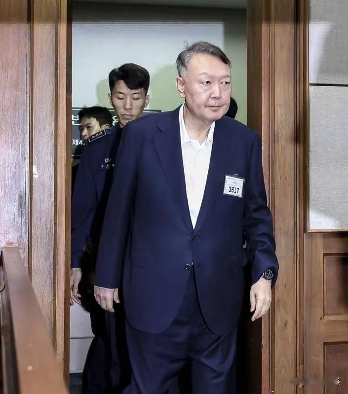 尹锡悦身上配的编号3617，不知道这是什么意思，现在还没有在监狱里服刑，为什么衣