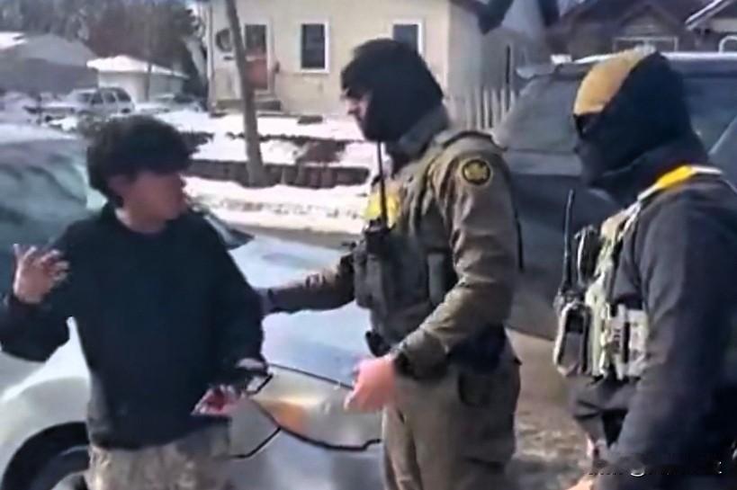 明尼苏达州明尼阿波利斯市，移民执法局人员在未核实身份的情况下逮捕了一名青少年。