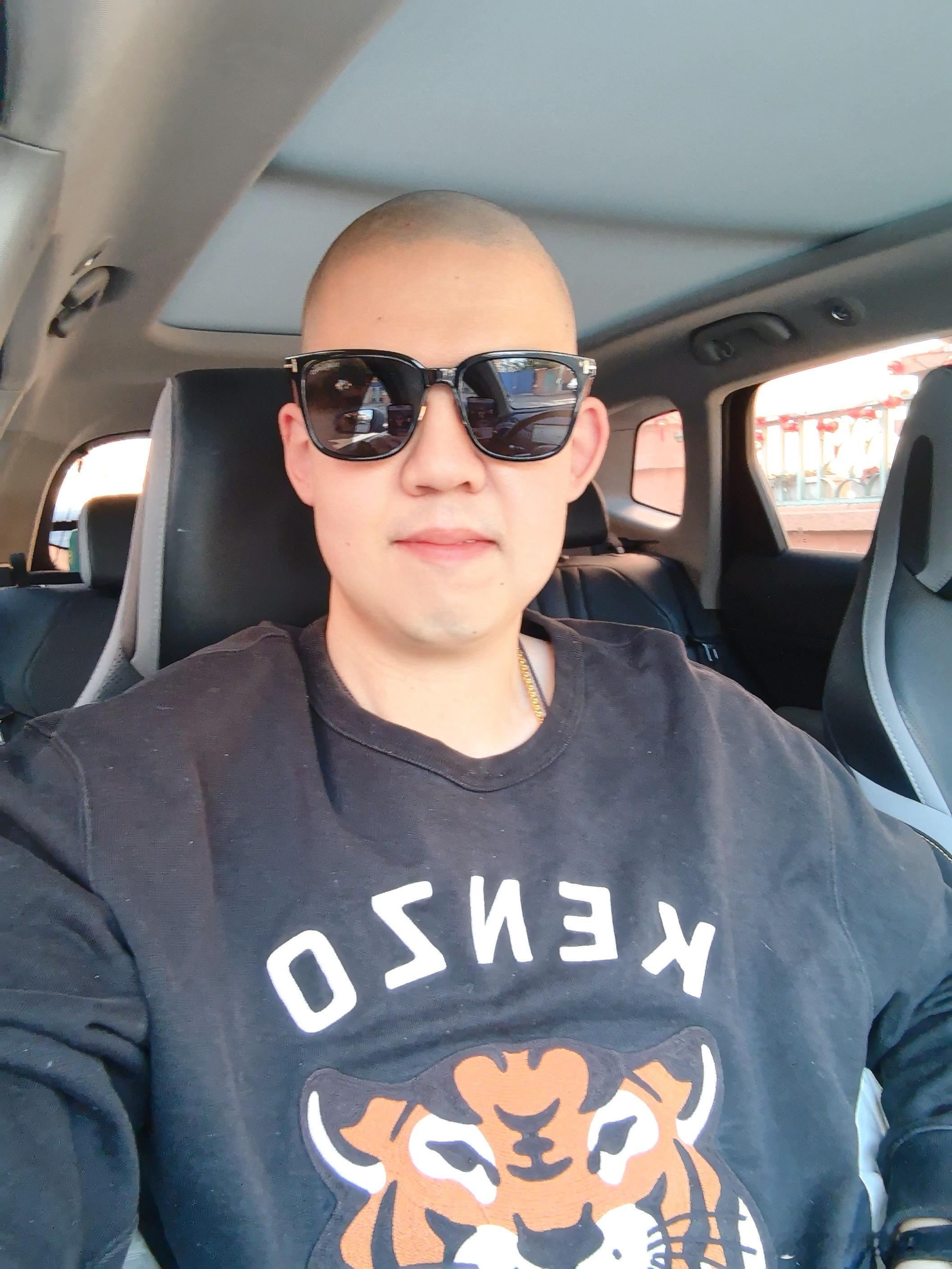 下午好！朋友们！开心快乐每一天！😬👍开心快乐每一天低调帅气墨镜最幸福的北京孩