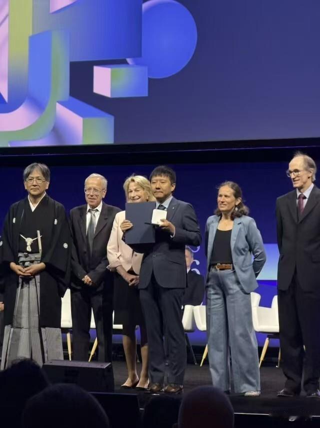 可喜可贺！历史上第一次中国公民拿到菲尔兹奖。王虹、邓煜同时斩获菲尔兹奖:40岁以