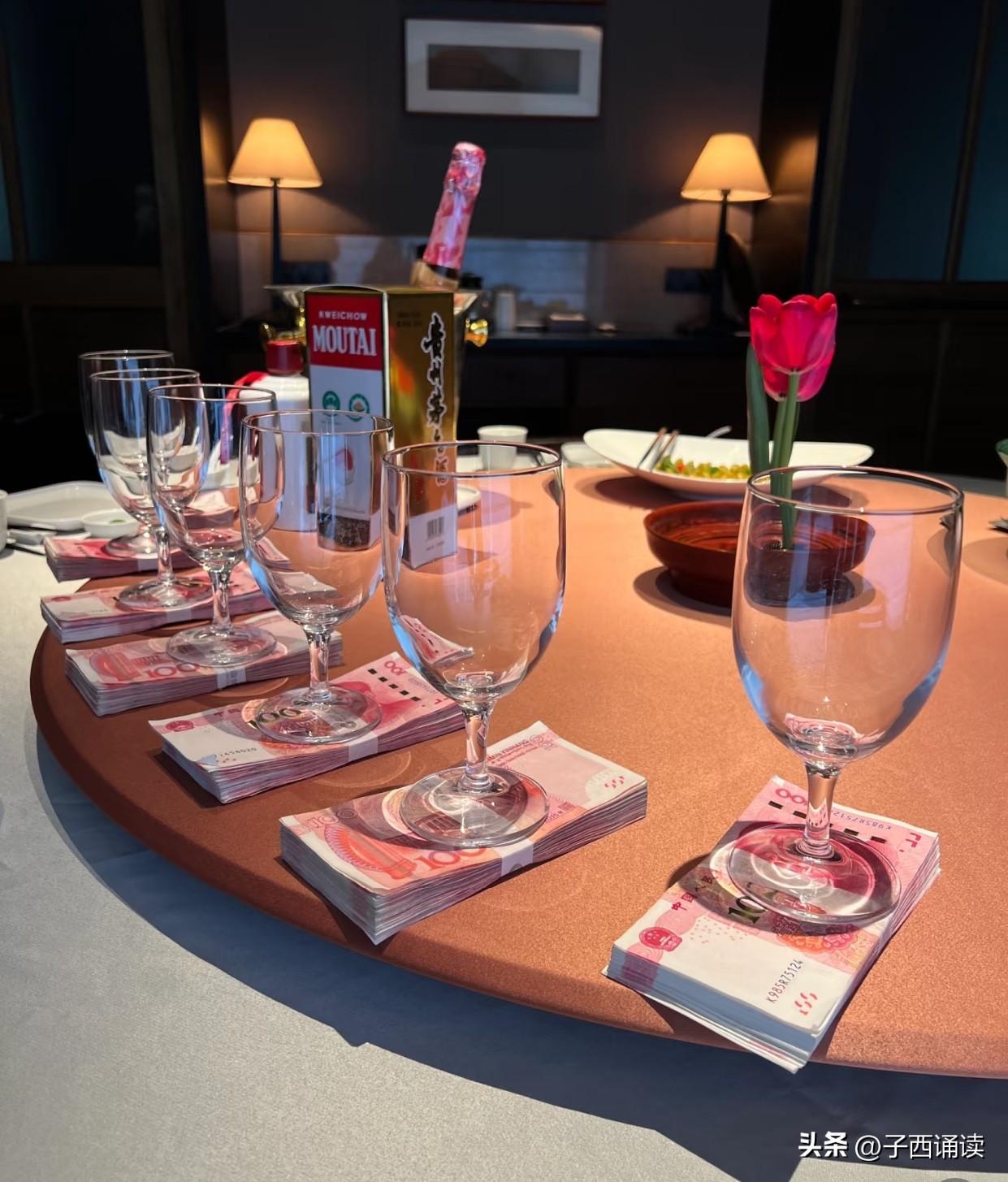 有钱人真的太会玩了！昨天跟朋友去参加了一个高端饭局，结果被他们席间所玩的喝酒游戏