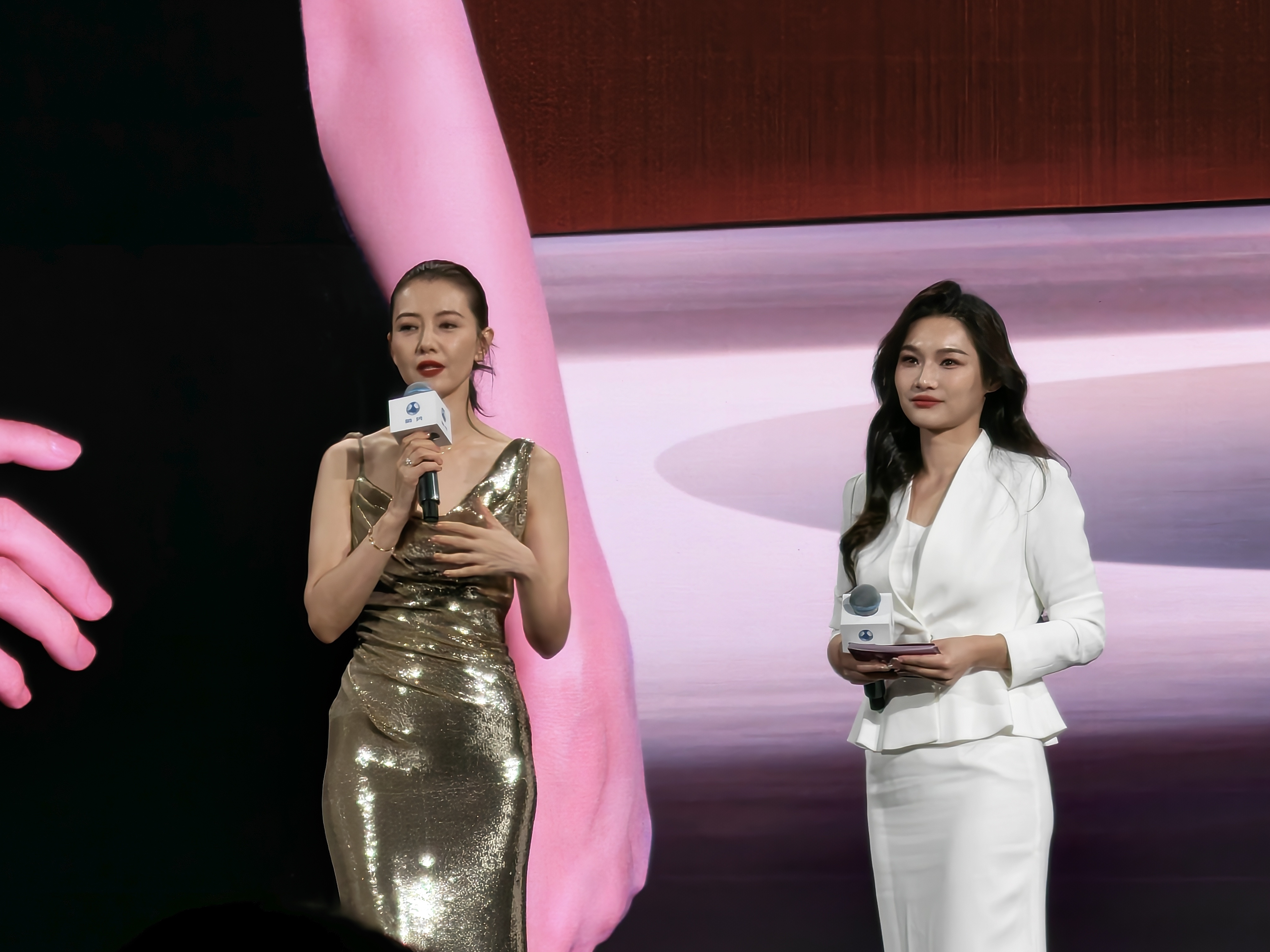 高圆圆表示，腾势N9是一台适合女性开的大车，不论是后轮转向还是自动泊车，对女性用