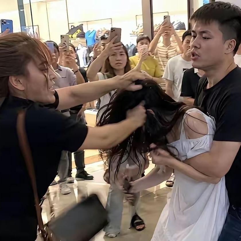 太扎心了！男人犯错，最后却变成两个女人的战场。
 
视频里男子死死抱住另一方，让