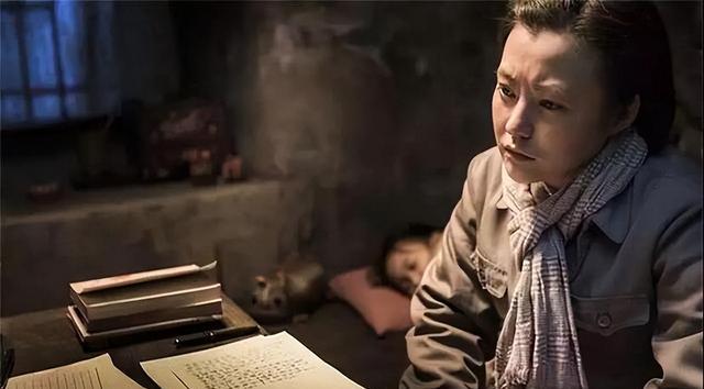 1938年春，延安黄土未绿，寒意仍重。丁玲独坐陕甘宁招待所，心系沦陷区的山河破碎