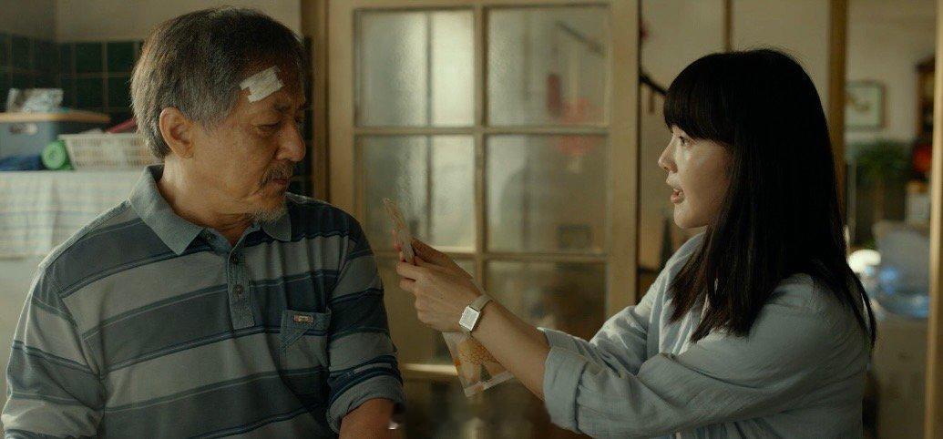 成龙回应龙叔老了 从楼顶纵身一跃到沙发上的温柔一瞥，龙叔教会我们：真正的勇敢不是