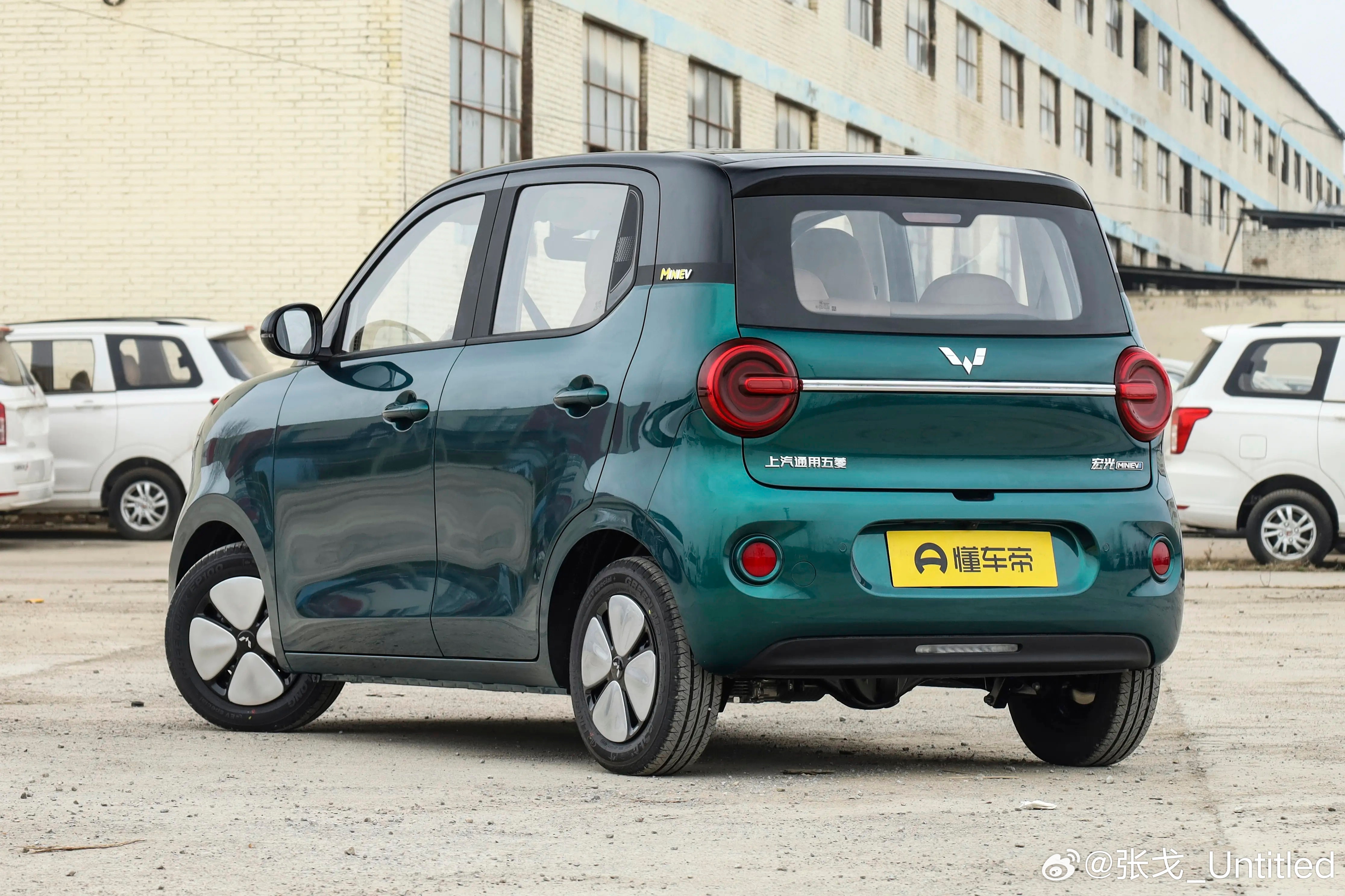 最新款的宏光mini EV比老款设计精致了很多 有点儿精品小K的味道了 用豆包预