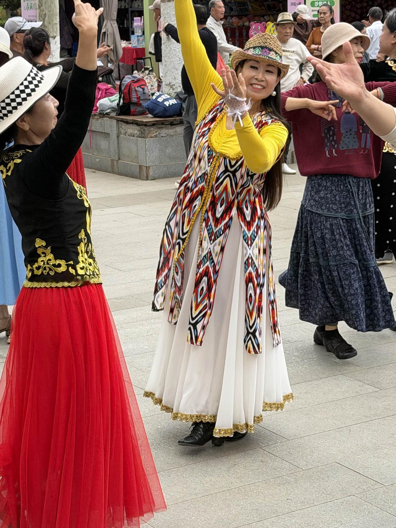 今天上午，我去西安兴庆宫公园转转。
走近跳新疆舞的地方，我感觉到，今天舞场里的音