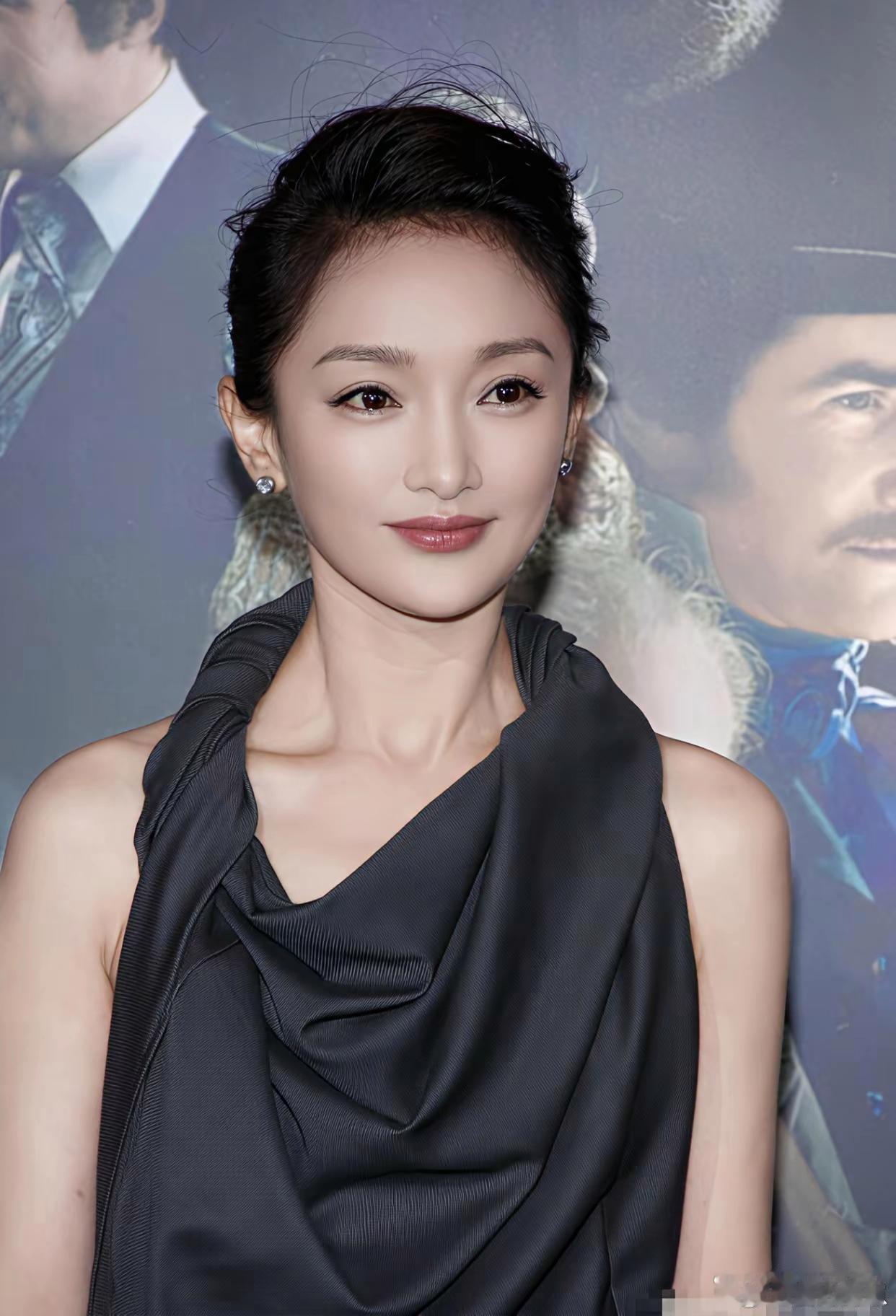 周迅颜值超能打，灵动气质直接拉满，活脱脱就是人间小精灵！ 