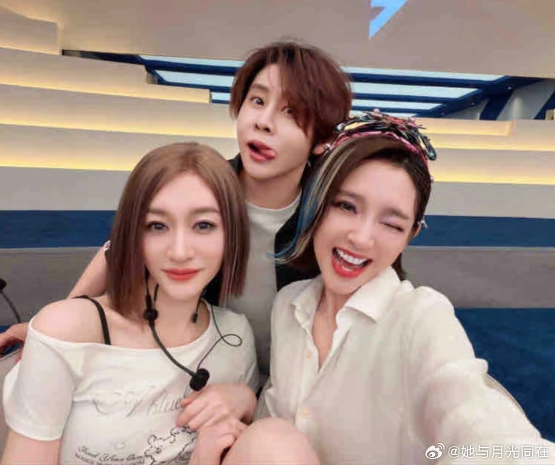 曝李小冉王濛唐艺昕合体录制新综有🍉主爆料说我们便利贴三姐妹将合体录制不想睡的星