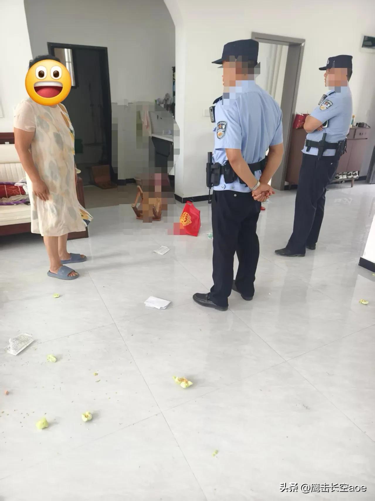 我哥这回在我们村，可算是扬眉吐气了，因为我家来了警察，而且是我妈报的警，原因是被