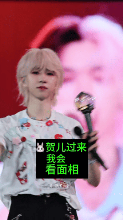 贺峻霖晒脚趾打响指谁懂啊我们小贺真的超级真诚又敬业！就是为了节目效果也是放下偶像