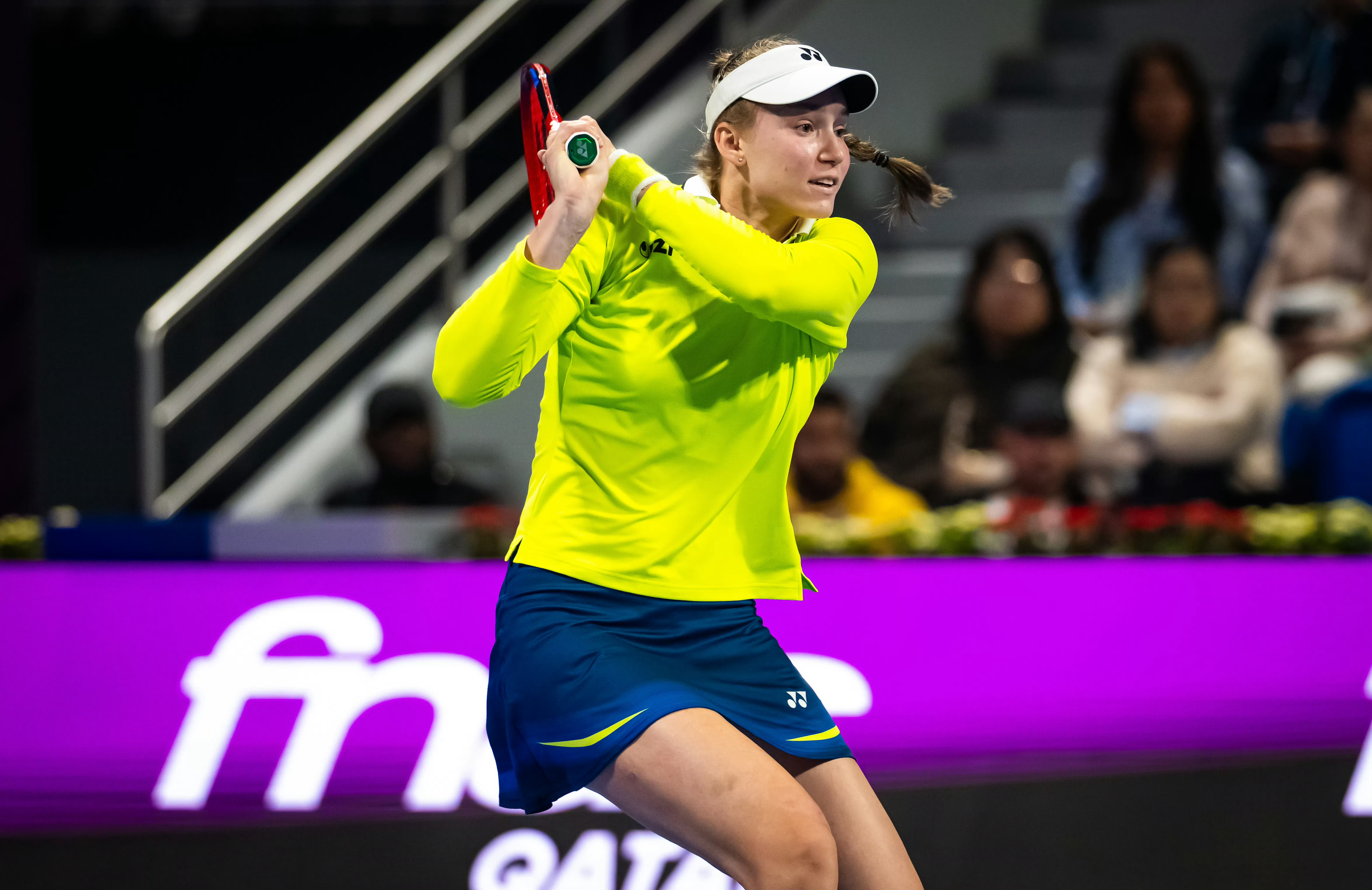 多哈赛，莱巴金娜决胜盘4-2后连丢4局，最终5-7/6-4/4-6不敌姆博科，近