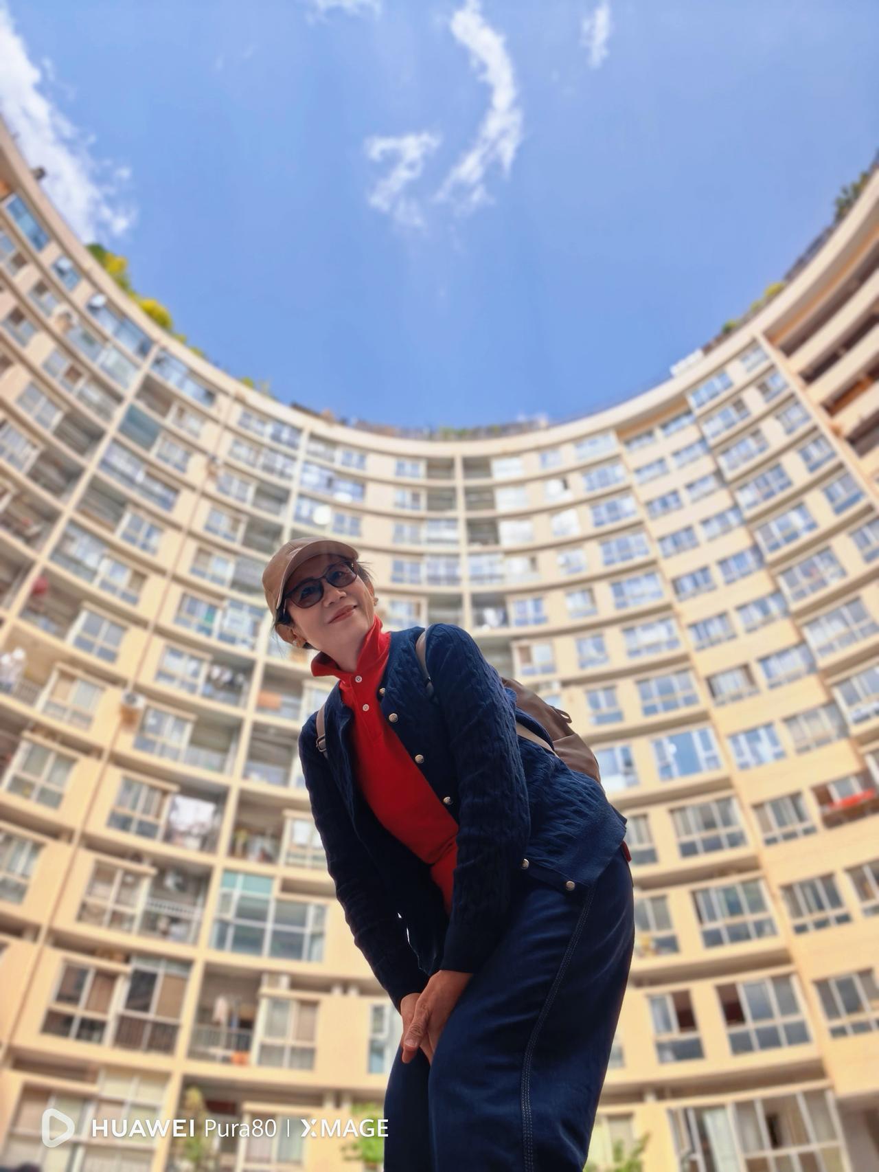 打卡昆明天空之眼。环形天井像一只温柔的眼睛，把春城的蓝天与白云轻轻框住。阳光正好