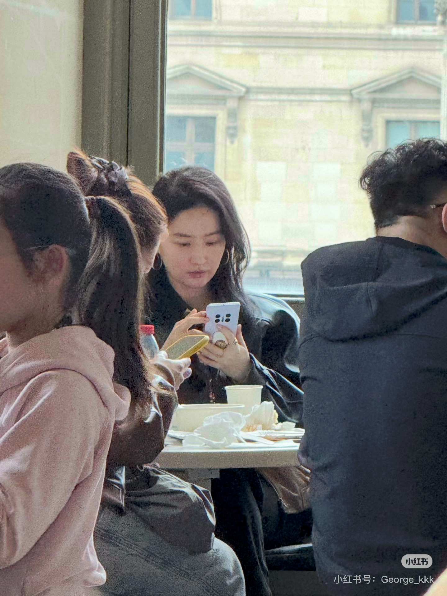 哎呦我天，法国被偶遇的黄亦玫，路人猛夸好白嫩素颜不愧是刘十八