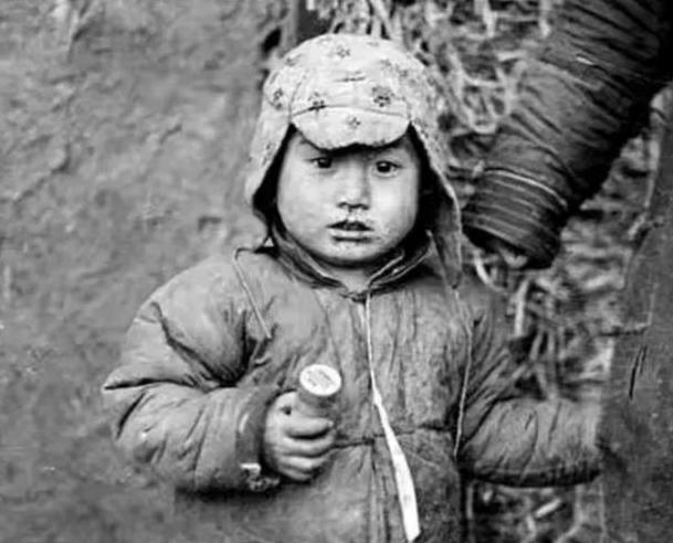1937年4月，东北大地，一家三口被日军押赴刑场。年仅五岁的稚童亲眼看着父亲的头