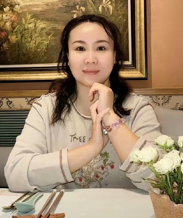 李琳亲儿子王梓嘉替母亲叫屈：我的母亲是一个好妈妈，对王亮视如己出，他得多狼能骂我