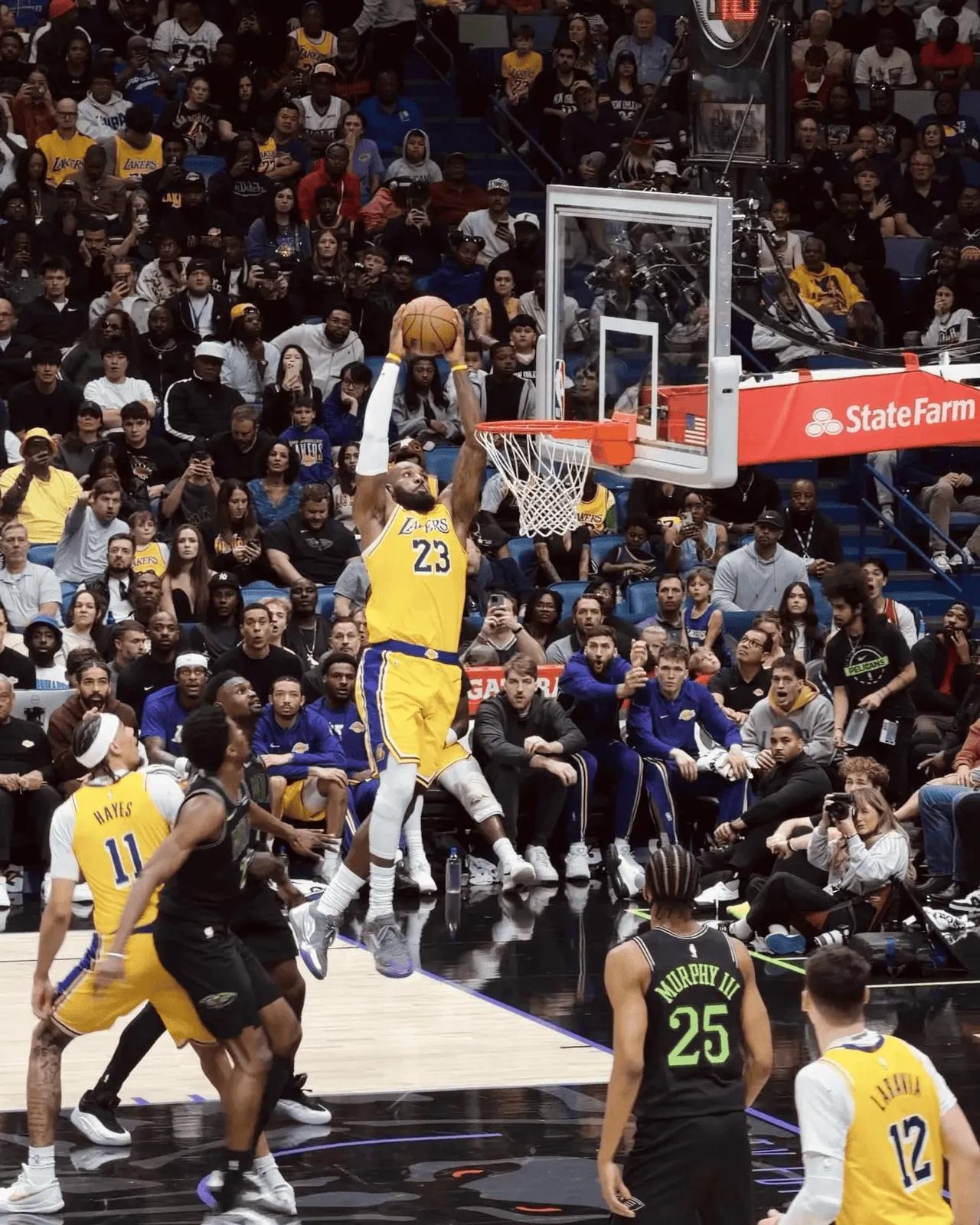 美媒NBA Memes晒出詹姆斯空接P图：詹姆斯应该接受药检，一个41岁的男人不