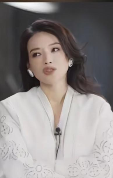 瞒不住了，
舒淇，无数男同志的白月光，被很多人羡慕的丁克生活，
原来不是不要孩子