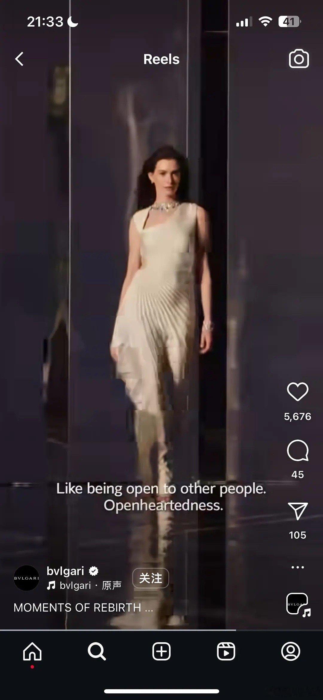 宝格丽官方发的，是衣服的原因吗？刘亦菲也不矮啊，照片效果右边真的比左边差好多。我