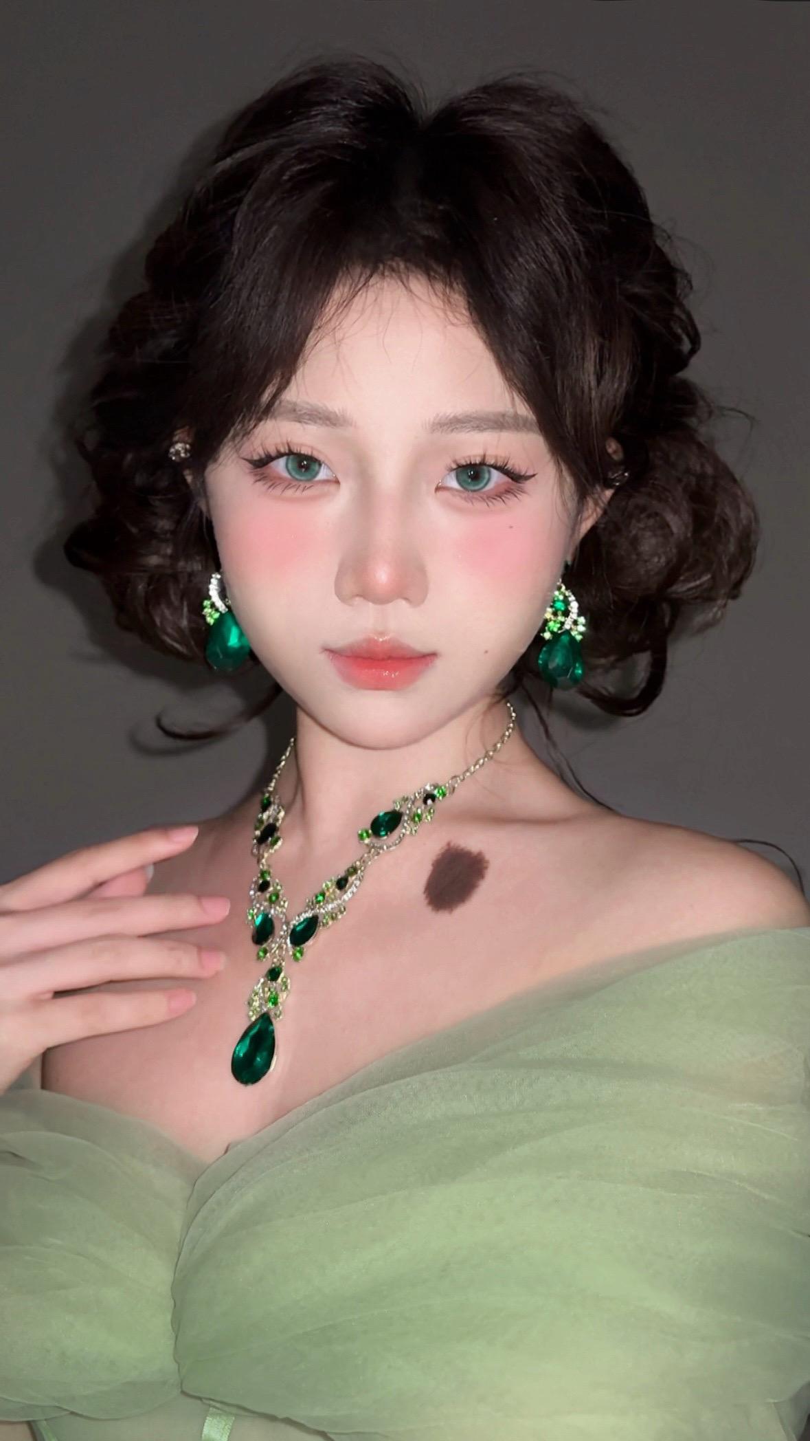 预告一下 超美的妆容。