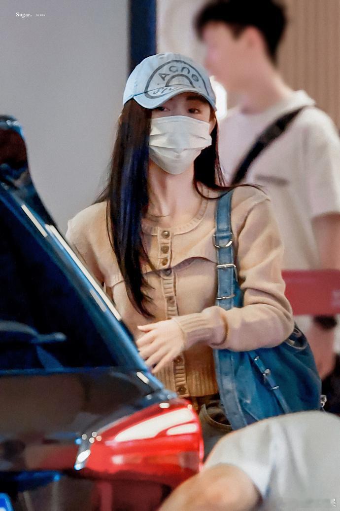 #鞠婧祎牛仔甜心# 鞠婧祎牛仔甜心，机场出发挥手路透来咯！ 粉色毛衣搭配牛仔棒球