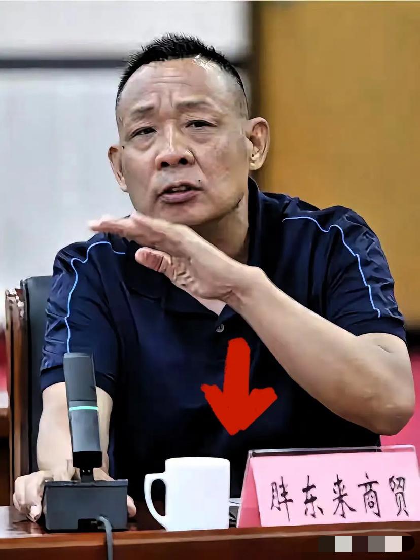人一旦飘了，就不知道自己姓啥名谁了？
以前大家那么推崇胖东来，是因为它善待员工，