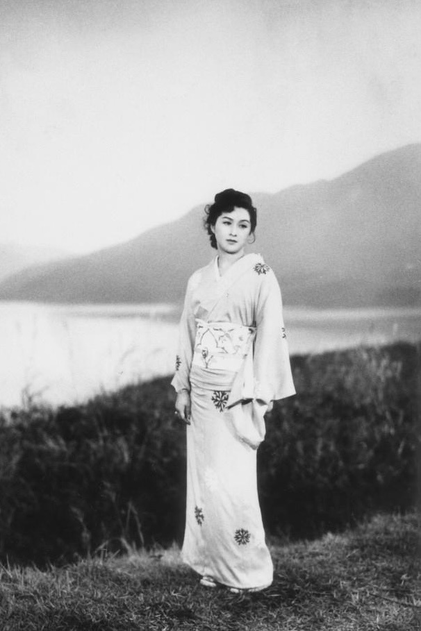 1950年，木暮实千代在沟口健二《雪夫人绘图》中的一幕。远山淡影中，一幅俏立千年