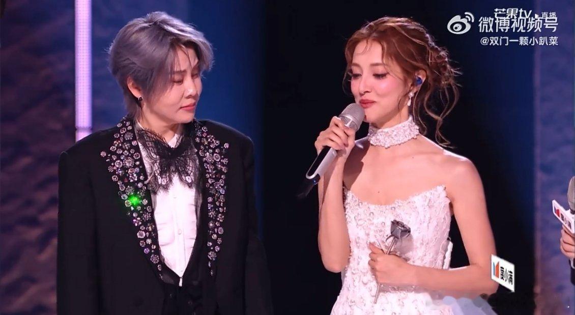温柔歌声诉说情愫，独家记忆舞台氛围感唯美，满满婚礼现场浪漫气息独家记忆 婚礼现场