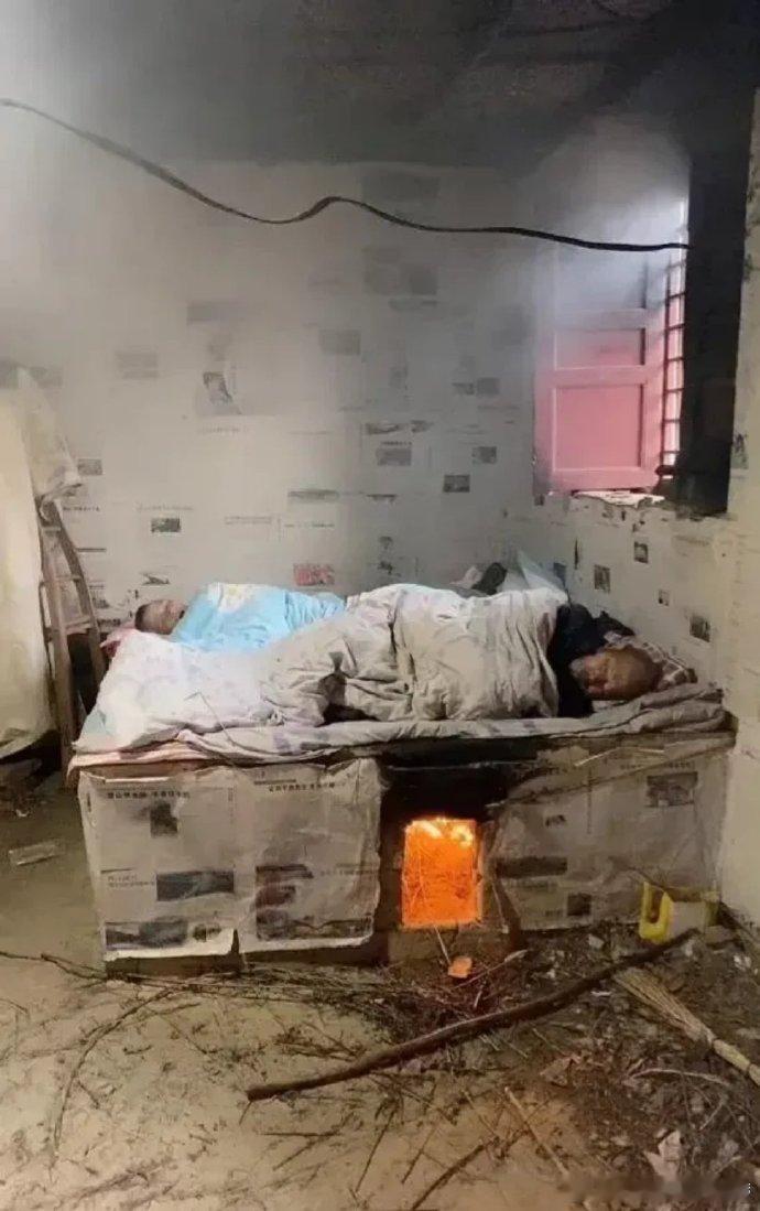 看到一个火炕，南方人表示不理解，炕真的是这样的嘛？[费解][费解]这躺着睡，不得