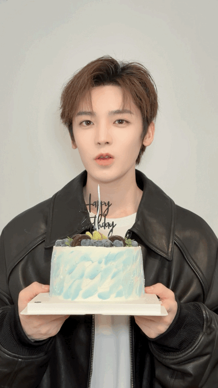 侯明昊生日还是过早了 侯明昊的生日虽迟但到，祝福却永远有效！今年他主动献唱生日歌