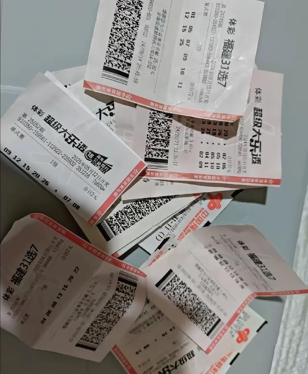 我老公这人，除了买彩票，别的都挺好。不碰烟酒，心思也正，就是见不得彩票站。昨晚又