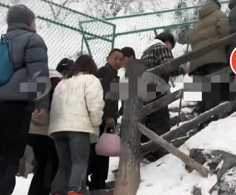 峨眉山免费后游客冻到哭！3小时排队换半小时游玩，这罪谁爱遭谁遭
 
峨眉山寺院免