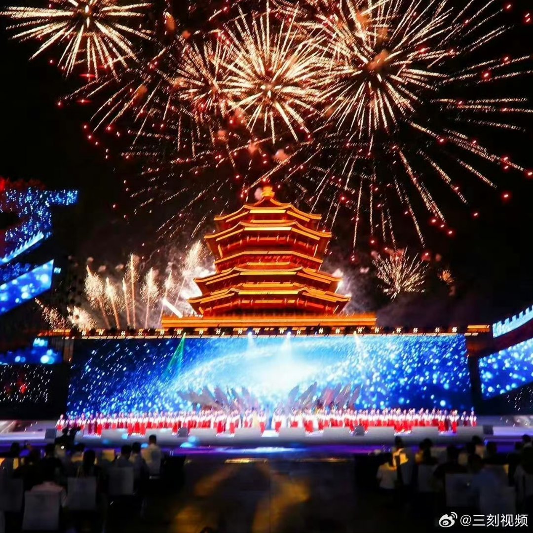  观众在焰火表演中齐唱歌唱祖国 国庆之夜，烟花在天空炸开，绘出五彩华章。现场观众