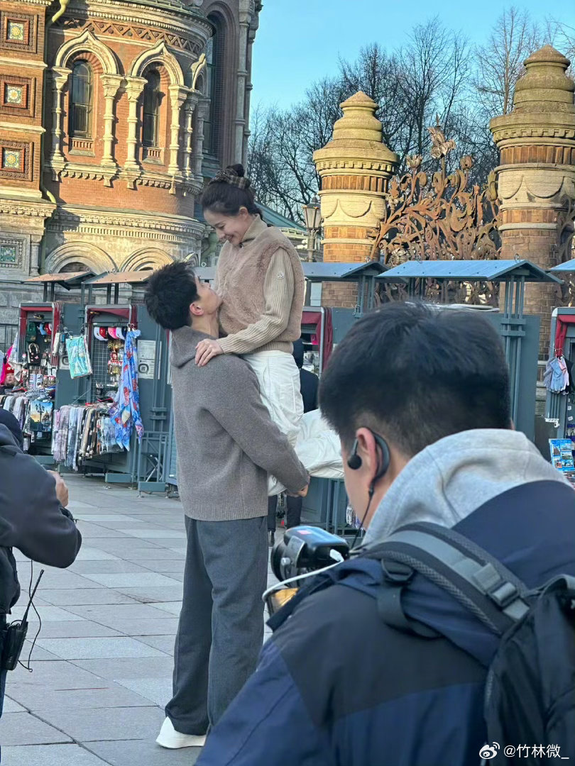 孙杨张豆豆俄罗斯街头牵手举高高孙杨跟张豆豆在圣彼得堡街头互动也太甜了，牵手公主抱