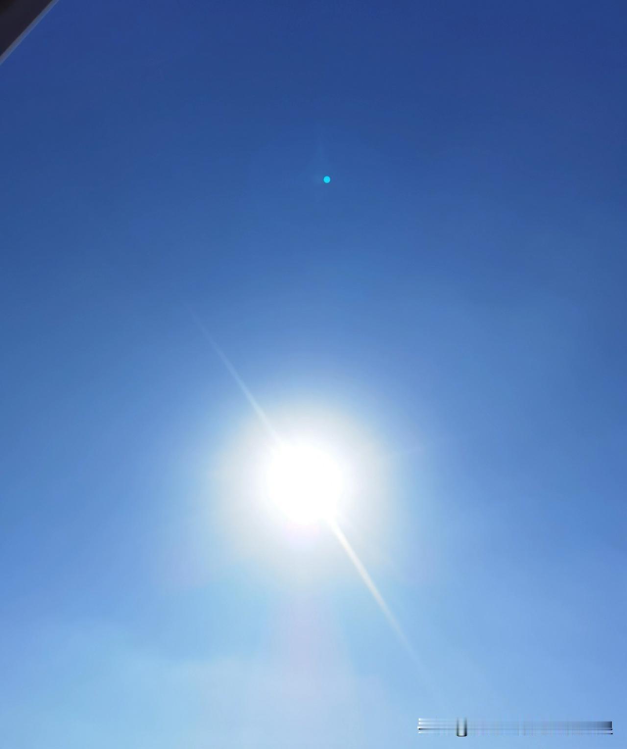 寒冷的冬日里，天空的颜色显得更加鲜明。深蓝色的苍穹仿佛把整个宇宙都拥抱在怀里，给