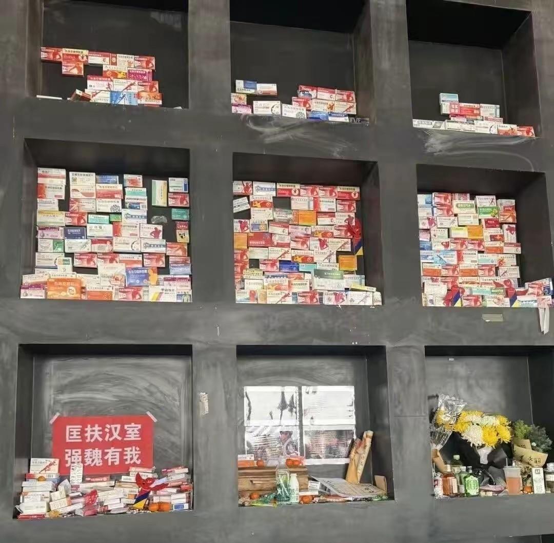 布洛芬堆满墓前，

头风病拖了1800年，

曹操今天吃不吃？

清明那几天，我