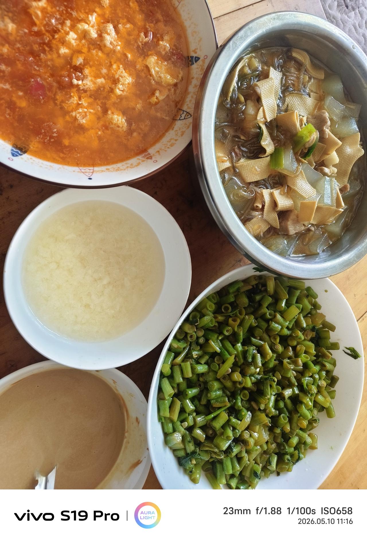 笨手笨脚的把饭做好了……夏天吃面条最多，基本上家里人都喜欢吃，只不过孩子吃面条离