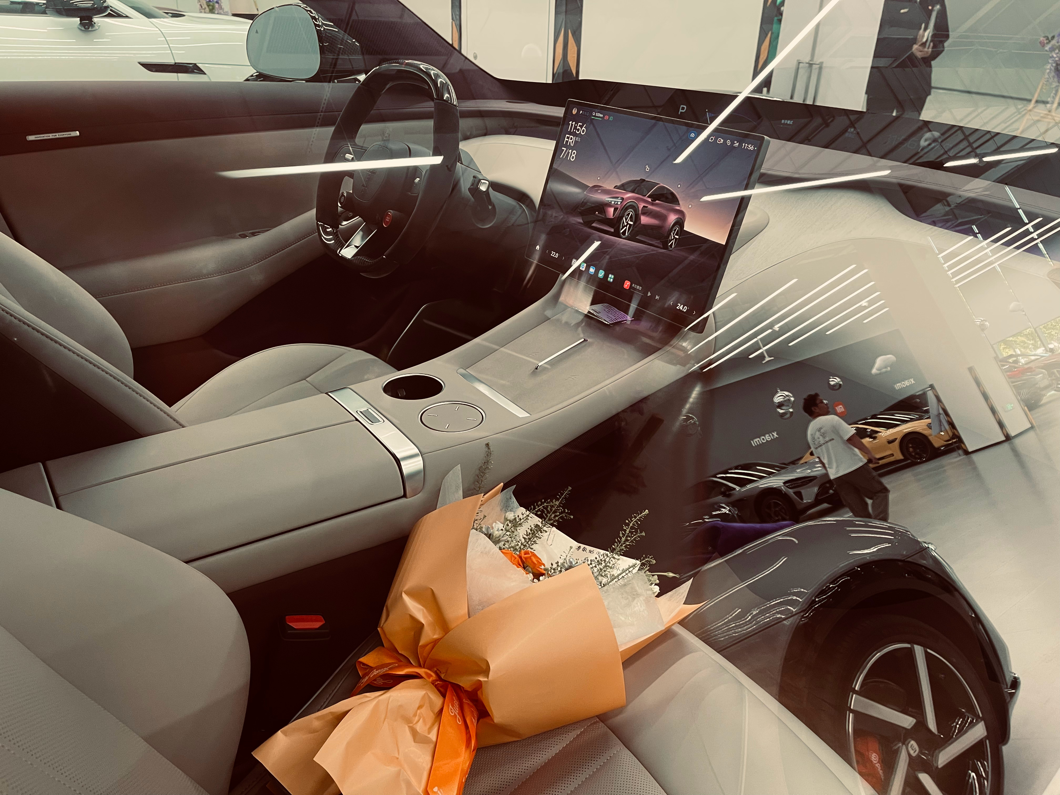 台前是罗福莉加盟小米，核心是AI顶尖技术+小米硬件生态的双向奔赴！她带的端侧大模