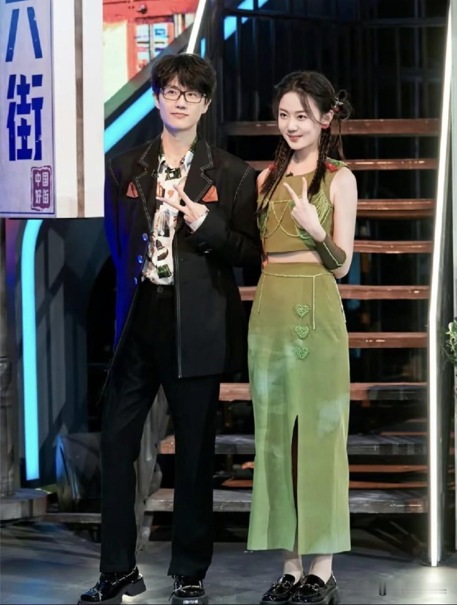 这应该是最般配的“老夫少妻”吧，男才女貌，真的好般配，看不出年龄差十四岁。男人四