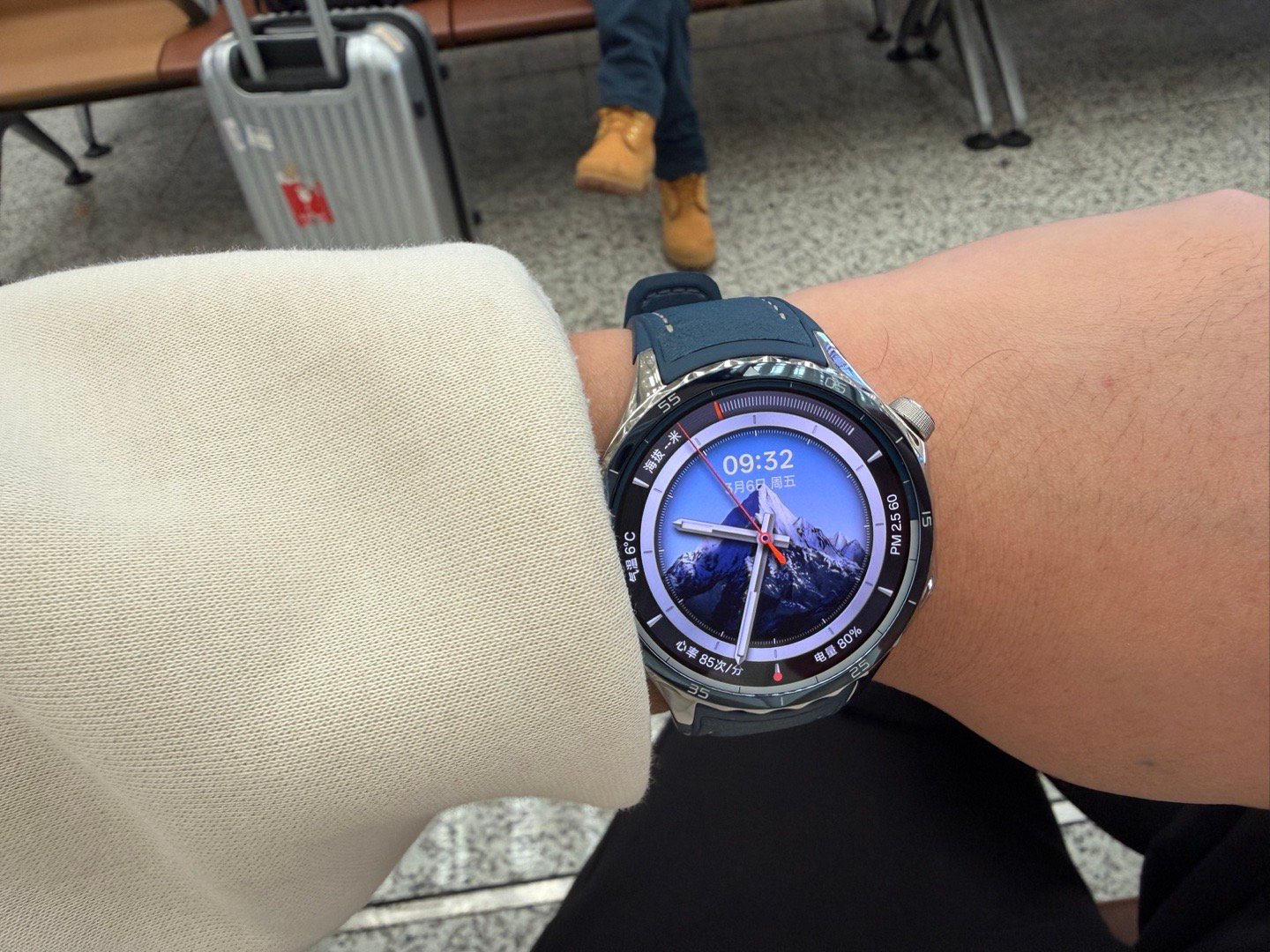 戴电子手表人的统一奇怪动作去年到现在一直戴着都是OPPO Watch X2，马上