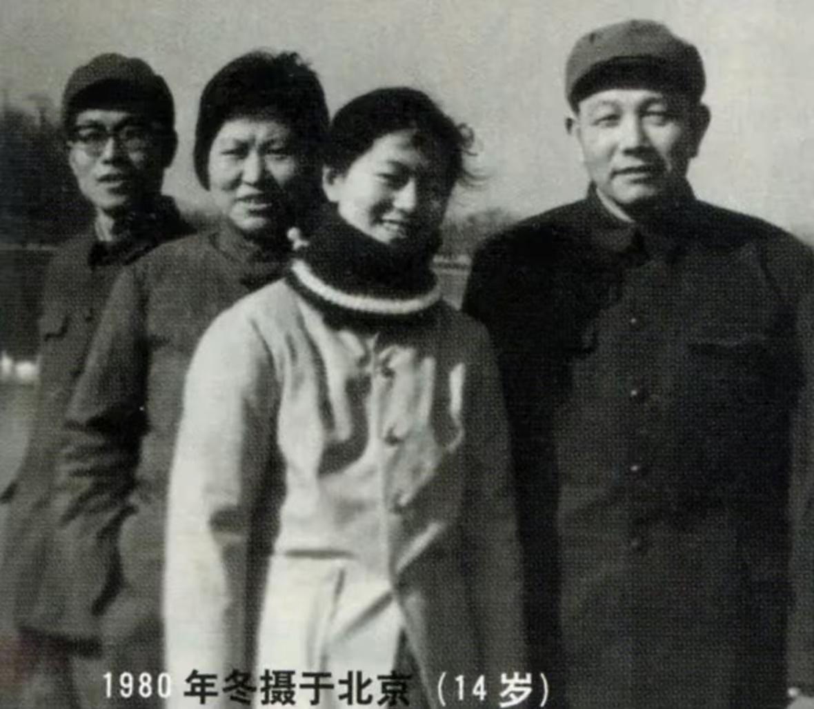 央视主持人鞠萍的家人现状

其父母慈祥和蔼，其父亲在京西宾馆的餐厅部工作，其母亲