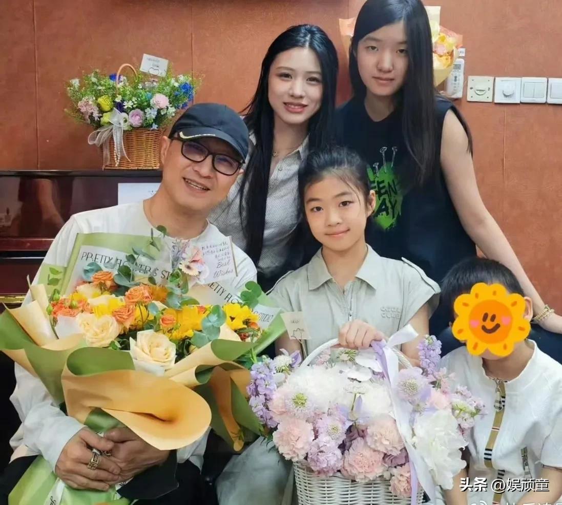 关系这东西，远近一目了然！
汪峰带三个孩子去看醒醒演出，还晒出五人合影！
能够聚