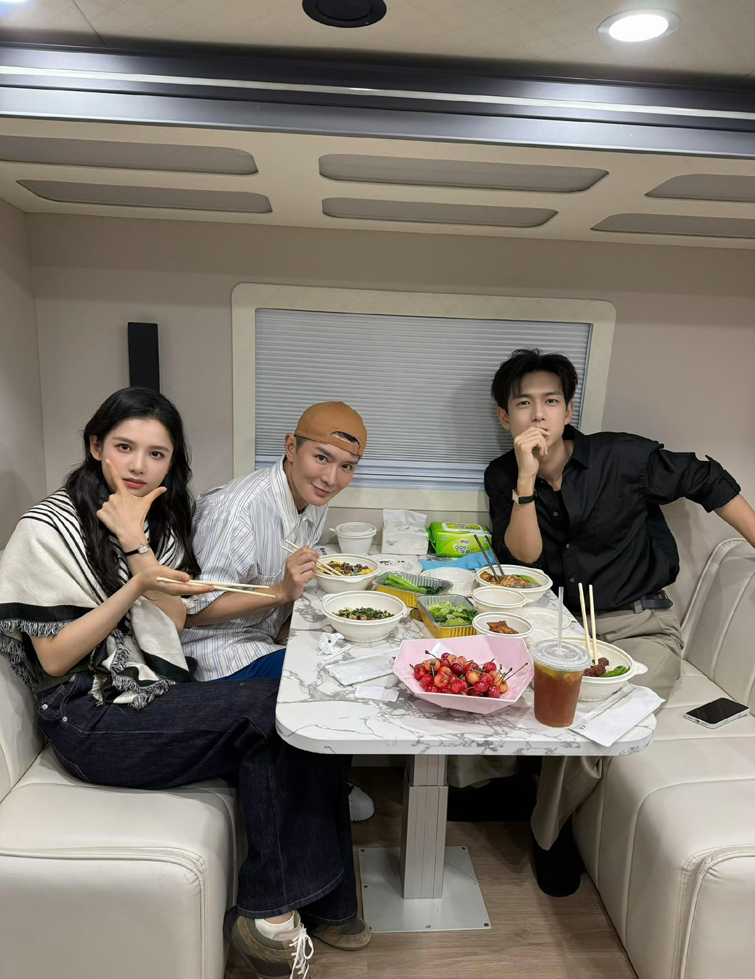 刘冲探班李现张婧仪一起吃饭合影！真羡慕这样的友情啊