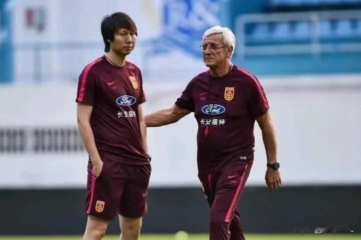 里皮带国足靠的是运筹帷幄的战术，李霄鹏带国足靠的是无障碍的沟通交流，而扬科维奇带