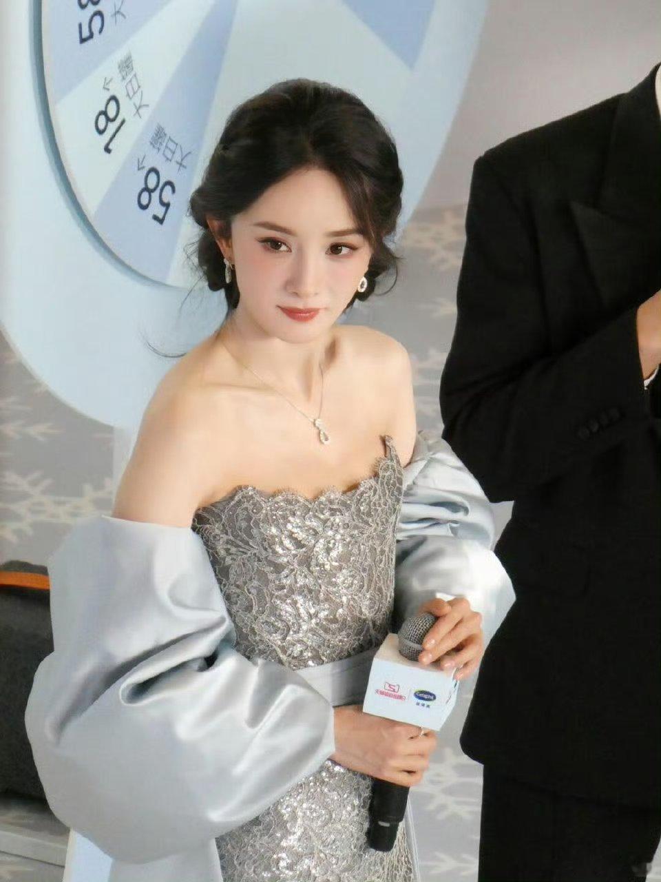 杨幂规定旗下艺人不用参加任何酒局 杨幂这波操作太圈粉！拒绝酒局潜规则，护犊子护得