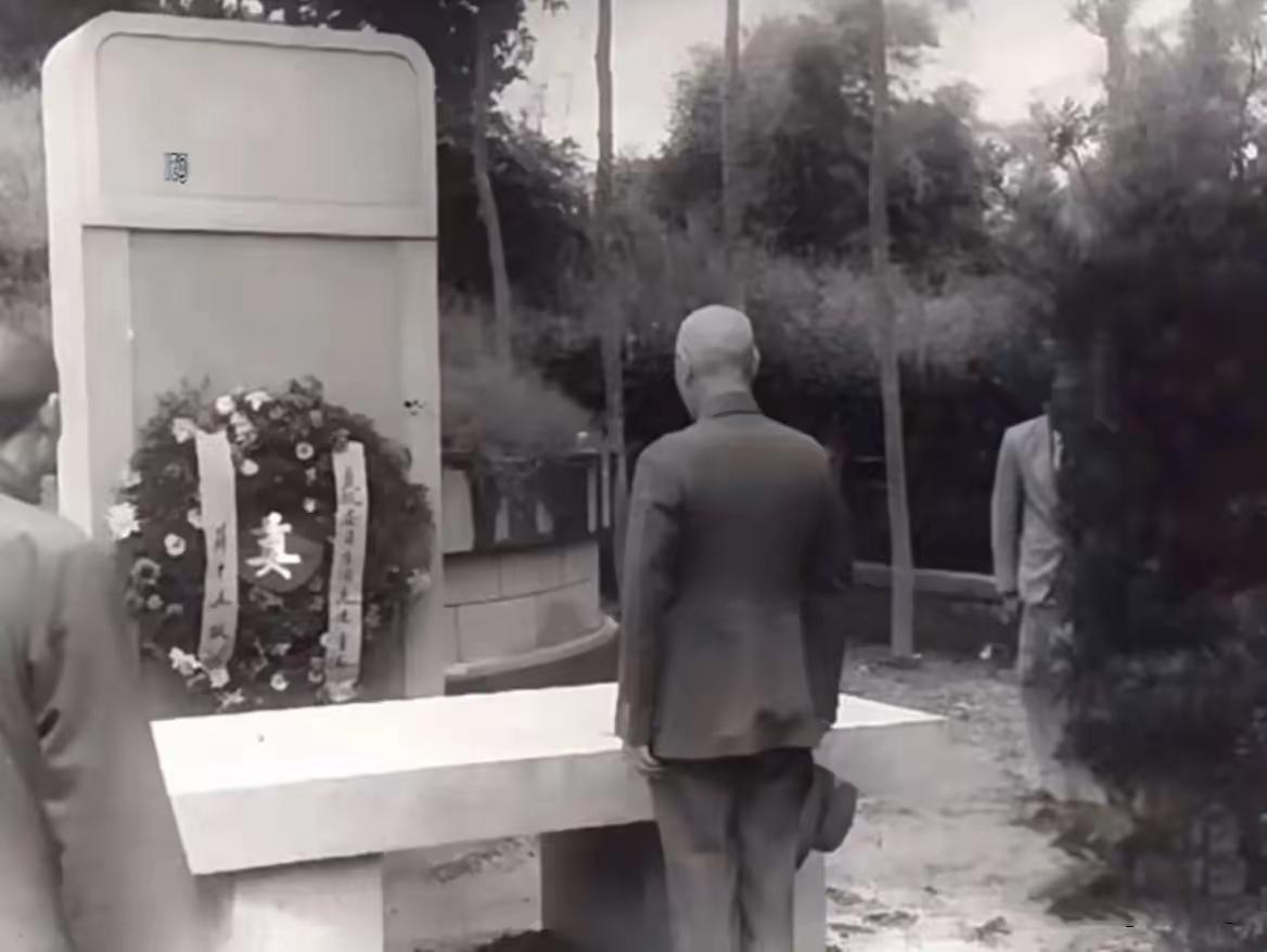 1949年成都，蒋校长最后一次祭拜老友戴季陶时的一幕，在献完花圈之后，他在墓前站