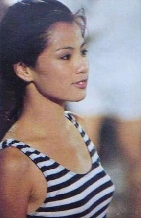 🎬翻到几张翁美玲的泳池旧照。

1984年夏天，TVB《欢乐今宵》办了一场水上