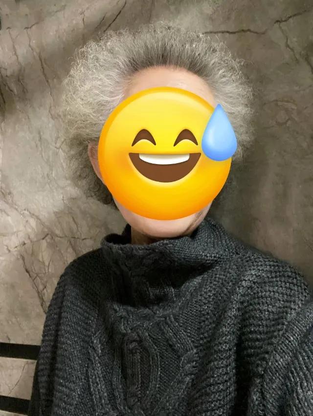 今天看到了一篇关于退休了还要不染头发的微头条，我看了一下评论区，看到了两位老大妈