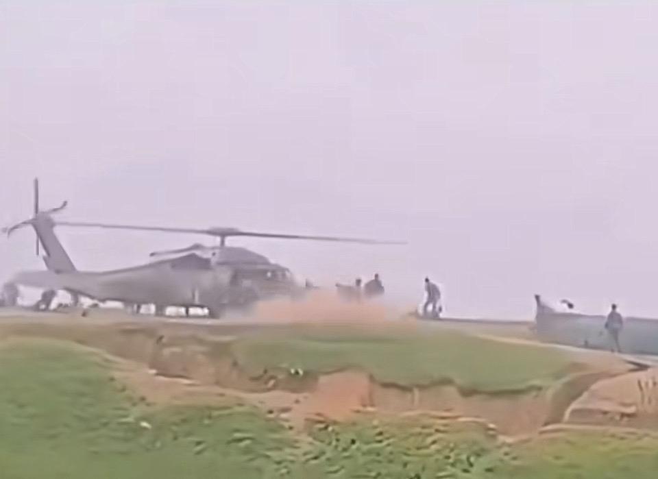 直升机降落瞬间，尘土飞扬，震撼场面！