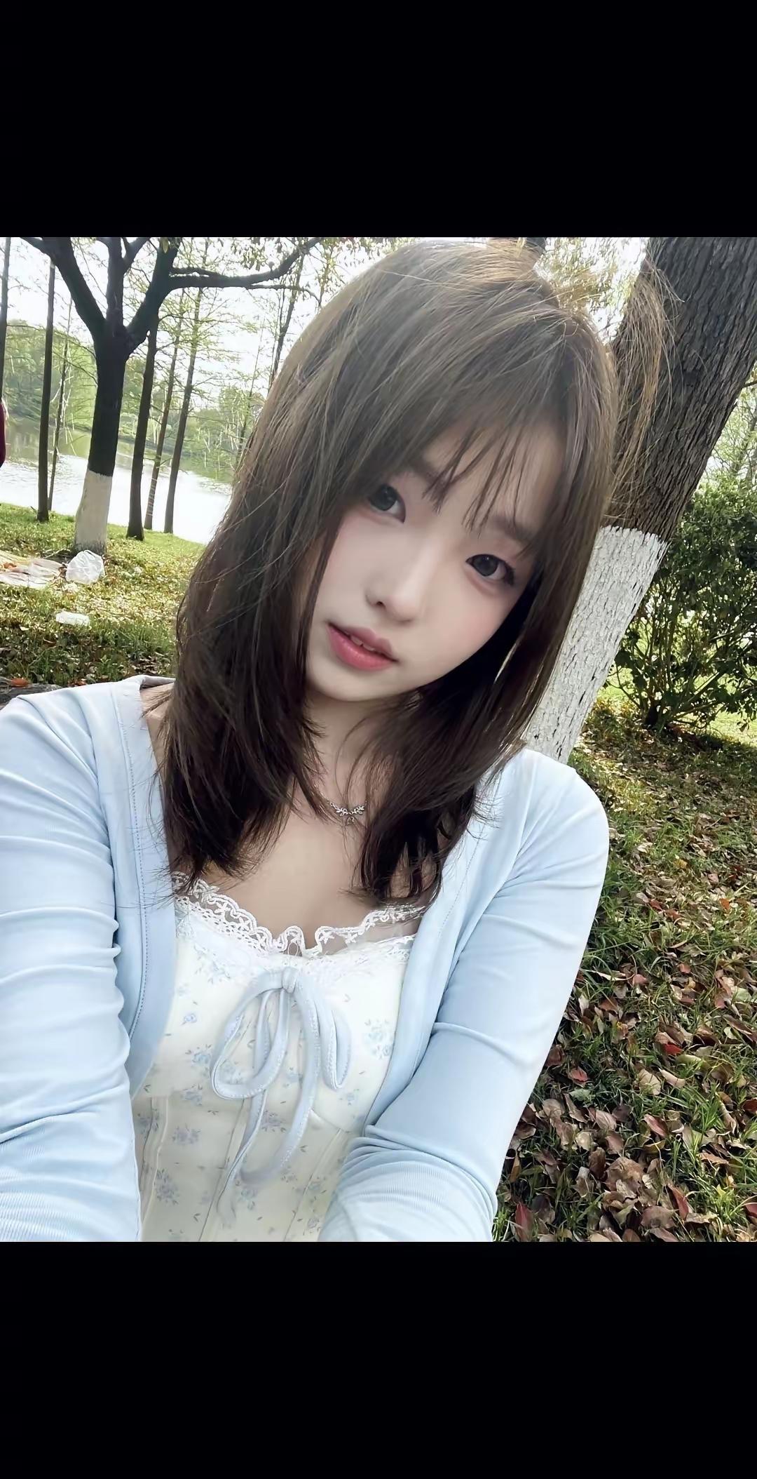 森林里的甜美少女🍂🍂🍂